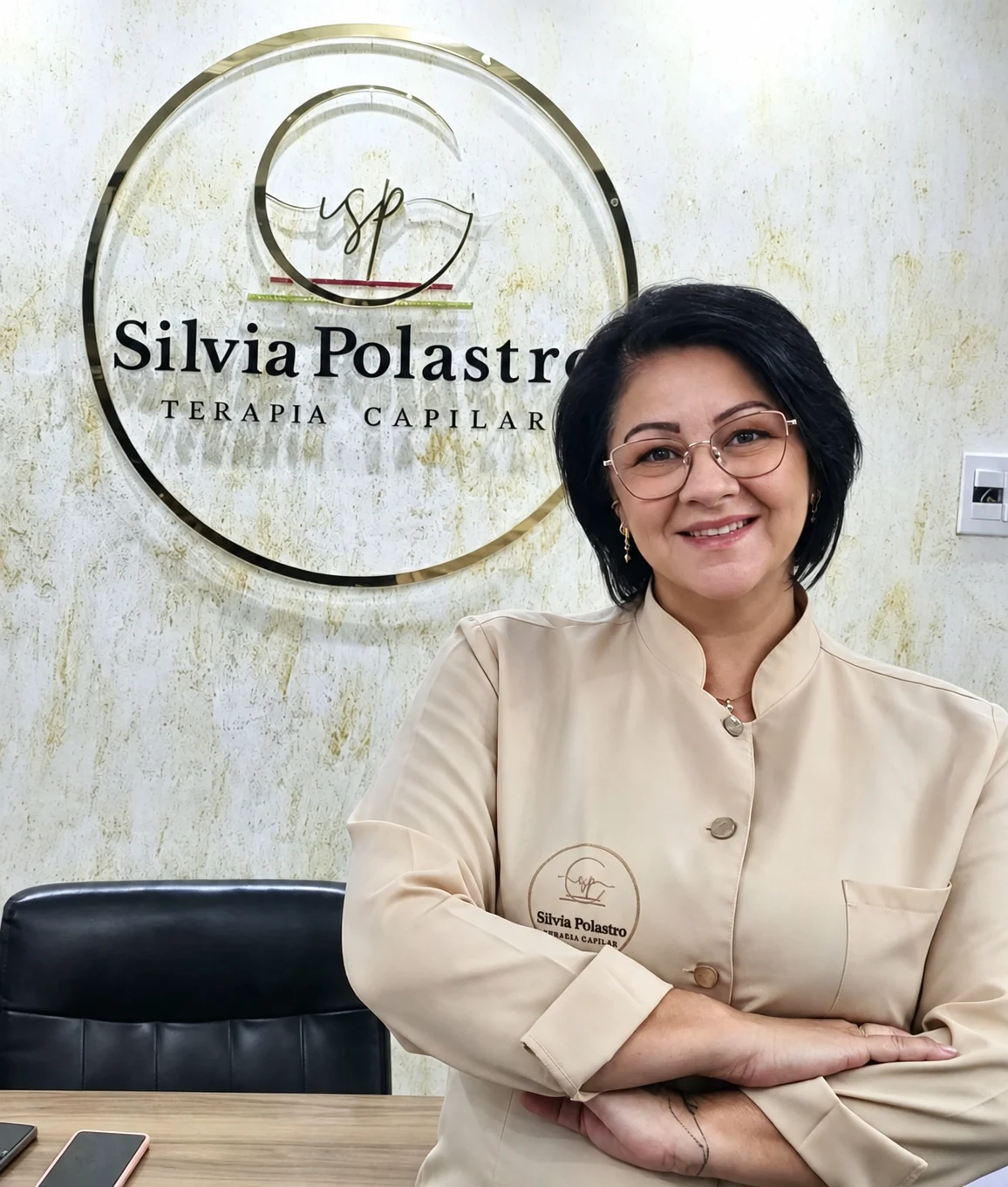 Silvia Polastro em retrato profissional acolhedor