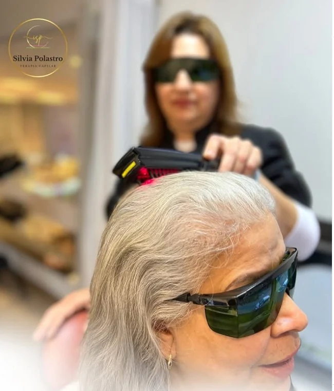 Silvia Polastro realizando atendimento de terapia capilar